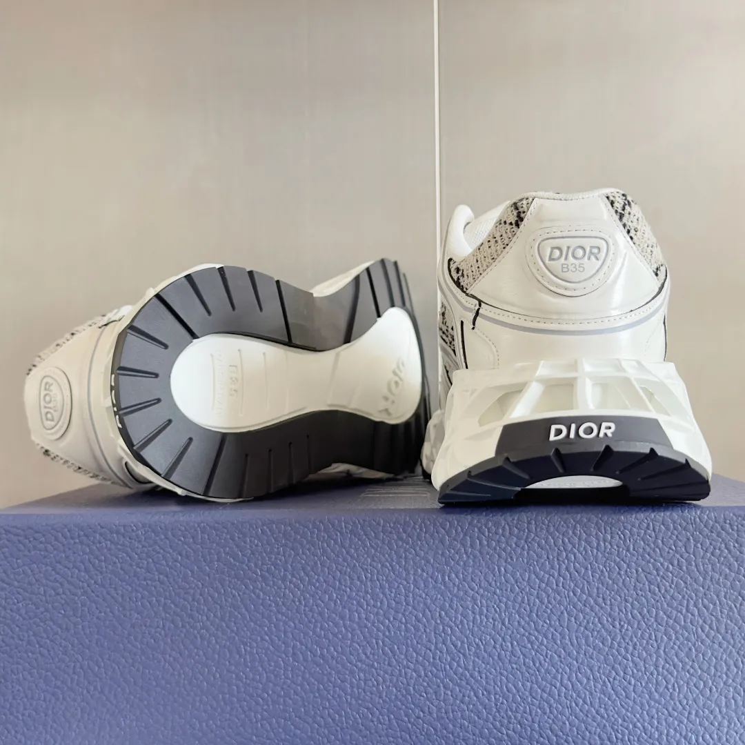 【DIOR】P:800💰 Men's 39-44. (Male 45.46 custom-made) Dior kawa Dior joint 2025ss casual sports shoes‼ ️ Reinterpret running shoes with dior’s haute couture style. b35 is made of fine-textured leather and mesh fabric materials. It can be worn in all seasons, is comfortable and breathable, and has many lines on the shoe body to outline details. It has a full retro three-dimensional feel and can create a casual look all year round!